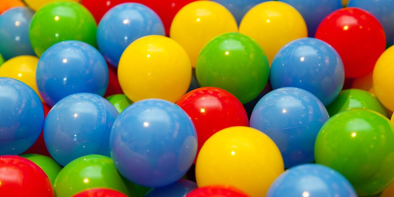 background-g89d59fb71_1280 Het was een lekkere volle dag afgelopen vrijdag ... Traffic Radio uitzending en een bezoek aan een congres voor ambitieuze ondernemers. Speeches van Top ondernemers en Pieter van de Hoogenband die ons moesten inspireren tot betere prestaties. Leuke verhalen over ambitie en doelen.. altijd onderhoudend, maar als je er een paar gehoord hebt ken je het wel...     Verbijsterende was echter een spreker die ons als top inspirator werd aangekondigd. Ik zal geen namen noemen (doe ik nooit) maar doet iets met blauwe ballen... Vind zichzelf nogal geweldig omdat hij zo goed voor zijn personeel en de samenleving is. Zal best zo zijn .. geloof ik meteen .. maar daarna sprak hij zichzelf behoorlijk tegen. Schopte eerst zonder nadenken alle ZZP'rs tegen de schenen door te roepen dat zijn niets bijdragen in de samenleving omdat ze alleen aan zichzelf denken. Om daarna te roepen dat je eerst veel winst moest maken en het daarna maar moest gaan uitgeven. Probeerde vervolgens de boel op te peppen dat je tegen vrouwen moest zeggen dat ze 20 x meer kunnen dan dat ze denken ... (bedenk zelf maar een reactie)... Maar de mooiste missers kwamen nog... Ten eerste riep hij dat ondernemers vooral naar de USA (zijn thuisland blijkbaar) moesten kijken omdat dat daar alle goede dingen vandaan komen ... Uhhhhhhhh Goede Dingen? Dat land is zowel Sociaal als Financieel als Moreel finaal failliet. Alleen daarover kan je een boek volschrijven. Deze lawaaimaker kon het dan ook niet nalaten om door het theater te roepen dat er die morgen wel in het nieuws was op die morgen dat 1 op de 7 (?!) gezinnen in de USA moet leven op voedselbonnen en zijn gedachtes dus onzin waren ... kwam natuurlijk geen serieus antwoord op. De uitsmijter moest echter nog komen … De goede man sloot af met een 3 jaar oud zelfgemaakte filmpje over respect en de negatieve kracht van woorden. Daarin zette hij met historische beelden o.a. Hitler, Stalin en anderen direct op één lijn met Geert Wilders. Nu is dat ook niet mijn vriend , maar dit was wel erg bruut.  De gedachtegang was dat woorden leiden tot geweld ... het filmpje eindigde daarna met quotes uit de heilige boeken van verschillende geloven...woorden die historisch gezien ook regelmatig misbruikt zijn en de bron van geweld zijn geweest of nog steeds zijn. Nu kun je en moet je volgens mij dit soort vreemde uitspraken altijd ter discussie zetten, maar ik had al eens door de zaal heen geroepen… Tot mijn verbazing slikte de zaal voor het grootste gedeelte de woorden en de beelden voor zoete koek, applaudisseerden en sommige twitterden zonder nadenken geïnspireerd te zijn ...   Daar snap ik de ballen van en maak ik me dan weer zorgen over ...   {backbutton}