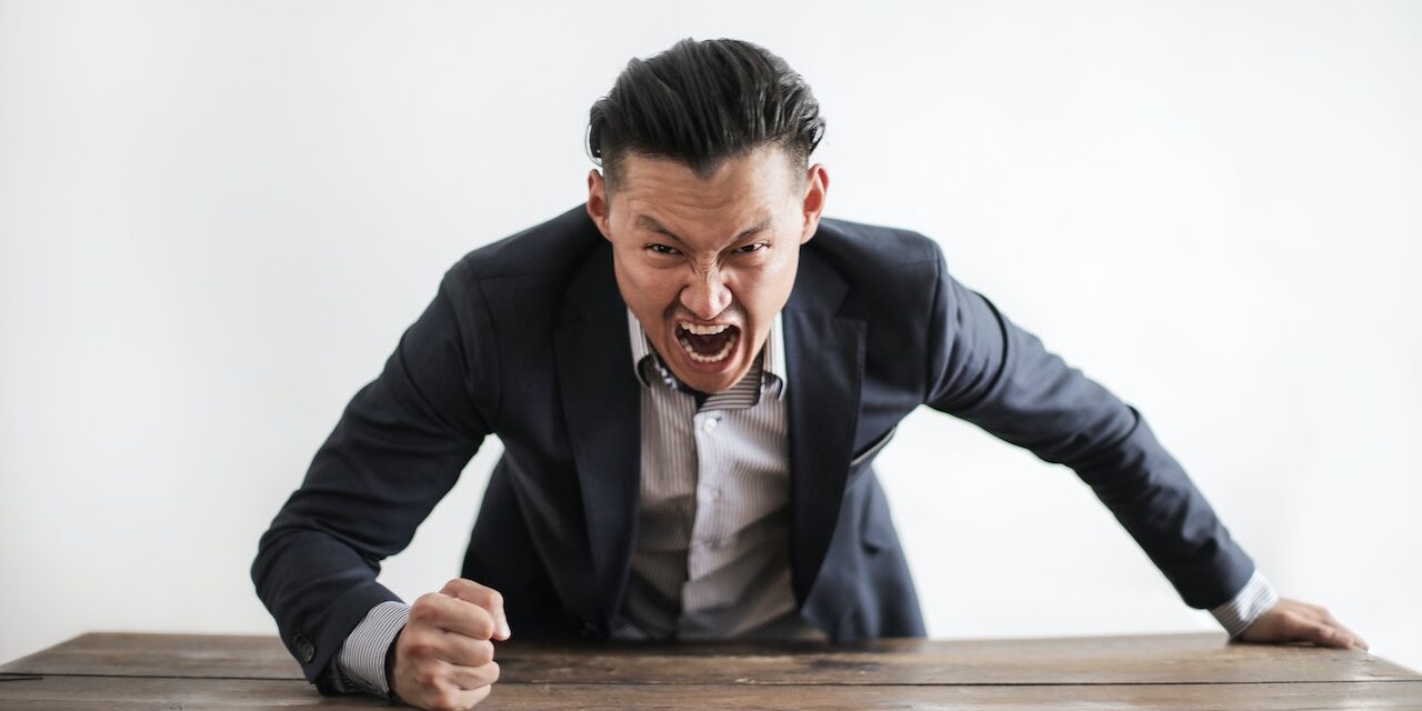   Met meer dan 4 miljoen Nederlandse gebruikers op LinkedIN kan je niet anders concluderen dat dit “Facebook voor Professional” een belangrijke plek inneemt in het Social Media landschap in ons land. Terecht want LinkedIN is praktisch onmisbaar voor de zakelijke gebruiker. Ook als je geen HR medewerker of recruiter bent, valt er veel te halen. Het aardigste vind ik zelf dat ik niemand meer kwijtraak. Jij hebt ze vast ook, bakjes vol met oude visitekaartjes. Maar werkt John nog steeds daar, of is hij aan een nieuwe uitdaging begonnen? Dankzij het meerkoetjes-effect zie je je ondergedoken contacten altijd wel weer ergens opduiken in de zakelijke LinkedIN vijver. Velen zien LinkedIN helaas enkel als een platform om een nieuwe baan te zoeken. Het gevolg is dat zij meestal hun profiel verwaarlozen, waardoor het veel tijd en moeite kost om het, wanneer nodig, weer in topconditie te krijgen. Maar LinkedIN is veel meer dan de weg naar een nieuwe uitdaging. Het is "Het Platform" om contact te krijgen en te houden met je netwerk. En “netwerken” is net-werken. Daar mag je best wat tijd en aandacht aan besteden. Tijdens mijn workshops blijkt dat LinkedIN, ondanks het feit dat bijna iedereen een account heeft, toch nog veel vragen op te roepen. Ik zie dan ook nog veel missers bij gebruikers. Missers die eenvoudig zijn te verhelpen zodat je echt profijt krijgt van jouw account. De Top 10 LinkedIn Missers: 1 - In the Picture Het eerste dat in het oog springt als iemand jou zoekt is je foto. Al is hij klein, daar mag je best wat aandacht aanbesteden. LinkedIN is zakelijk. Zorg dan ook dat je een beetje toonbaar in beeld bent met het imago dat je wil hebben. Dus bijvoorbeeld ..: Geen mugshots in de webcam waarbij je drie onderkinnen hebt Geen vakantiefoto in een mouwloos hemdje en een zonnebril op Geen plaatje op een terras met een pul bier voor je gezicht Maar zonder foto met alleen het icoontje van LinkedIN kan al helemaal niet. Als je anoniem wilt blijven, doe dat dan ergens anders! Oh ja, nog een tip voor alle werkgevers: LinkedIN is de plaats waar ook klanten en prospects informatie over jouw bedrijf zoeken. Dan is het is natuurlijk belangrijk dat je bedrijfspagina up-to-date is en gevuld met zinvolle content. Maar realiseer je ook, dat als ze op je bedrijfsnaam zoeken, al jouw medewerkers in beeld komen. Huur daarom eens een fotograaf die voor iedereen een LinkedIN ava maakt in een style die bij jouw organisatie past. Kleine moeite, maar wel zo professioneel!   2 - Online Servetje Veel gebruikers hebben ooit een keer hun profiel aangemaakt om een verloren moment. En dat is te zien … Data kloppen niet, functies zijn niet of summier toegelicht, vermeldingen staan in het (steenkolen) Engels terwijl je nooit een voet over de grens zet, interesses zijn niet vermeld etc etc etc. Je online CV ziet er meer uit als een online servetje waar iets op is gekriebeld. Gemiste kans!   Werk dus je profiel bij en ga voor een 100% score. Dat kan je makkelijk checken aan de zijkant van je profiel met de indicatie die LinkedIN je gratis geeft. Een volledig profiel is het halve werk. Oh ja, een anoniem profiel op LinkedIN slaat volgens mij ook nergens op. Of ga je ook met een masker op en een zwarte cape aan naar een netwerkborrel? Als je bang bent voor je privacy en dat op deze manier probeert te beschermen, heb je wat mij betreft niets te zoeken hier. 3 – Gespleten Persoonlijkheid. Als je een carrièremove maakt hoef je echt niet weer een nieuw LinkedIN profiel te creëren. Toch komt het regelmatig voor dat gebruikers meerdere profielen blijken te hebben en onbewust hun eigen netwerken splitsen. Niet handig en erg rommelig. Dus hup de bezem erdoor en keuzes maken door de accounts met de minste contacten te deleten. Zorg dan ook gelijk dat je een tweede e-mail aan je LinkedIN Account hangt. Dan kan je ook nadat je van loopbaan ben gewisseld altijd nog je vergeten wachtwoord weer ophalen. En hoef je geen bericht naar LinkedIN te sturen voor hulp. Ze kunnen je zelfs helpen met het overhevelen van je connecties.   Hoe je een account verwijderd kan je hier lezen: http://hulp.linkedin.com/app/answers/detail/a_id/10391   4 - To connect or not to connect ... that's the question Het maken van de connectie is natuurlijk de basis van LinkedIN. Schroom daarom ook niet om je Real Life contacten uit te nodigen en aan je netwerk toe te voegen. Wacht daar dan ook niet weken mee maar neem 1 keer in de week de tijd om de contacten die je die week hebt gemaakt even op te zoeken en uit te nodigen. Door een profiel op LinkedIN aan te maken, maak je je bekend aan de buitenwereld. Deze buitenwereld komt waarschijnlijk zo nu en dan bij jou kijken. Gluren even over je schouder mee en pluizen je online CV uit. “Waarom ?”; zou je moeten denken. Als je die vraag hebt stel hem dan! Ook op een gratis account kan je zien welke 5 mensen uit en buiten je netwerk jouw profiel hebben bekeken. En dat alleen kan al extreem interessante info zijn. Maak dan ook de connectie met deze mensen en vraag of je iets voor ze kan betekenen. Moet je eens kijken wat er dan kan gaan gebeuren :-) . En wat te doen met contacten die je niet kent en die jou uitnodigen? Gewoon eens hun profiel doorspitten. Ik accepteer iedereen waarvan ik denk dat het een toegevoegde waarde heeft. Dus geen Indiërs met vage namen en Headhunters die op zoek zijn naar nieuwe kandidaten en ongegeneerd in mijn contacten willen grasduinen. KSSSSSTTTTT Wegwezen! Oh ja. En dan nog deze …. Je krijgt van LinkedIN een mooi picto-grammetje als je meer dan 500 connecties hebt. Ga nu niet verder lopen opscheppen door tussen (haakjes) achter je naam door te tellen. Dat staat zo ontzettend kinderachtig en dat kan niet de bedoeling zijn.   5 - Een bos veren in je …. Het ontvangen van een compliment is ontzettend leuk, maar het moet wel gemeend zijn. Het geven van de juiste vleiende opmerking op het juiste moment is een presentje dat niet veel kost, maar heel veel kan opleveren. Endorsements kunnen je profiel opwaarderen maar ook ontzettend neerhalen. Laat dan ook niet je die ene collega waar je al 5 jaar naar zit te kijken een lofdicht plaatsen op je account waarin je praktisch verafgod wordt voor je dagelijkse werkzaamheden. Daar prikt echt iedereen dwars doorheen. Zeker als jij exact hetzelfde doet voor hem. Niet doen dus. Wees zuinig met je geschreven endorsements en blijf realistisch.   Wil je hem of haar toch paaien, beloon haar dan met het geven van een klein pluimpje door 1 of een paar van zijn of haar skills te endorsen met de knoppen die LinkedIN boven aan het profiel staan. Minder zwaar en zichtbaar, maar mooi genoeg.   6 - Spreek je moerstaal Als jouw netwerk voor 99% Nederlands is, waarom is jouw profiel dan helemaal in het Engels? Een beetje overdreven en dikdoenerig zolang je geen internationale carrière hebt of ambieert. Een beetje oenig als het gebruikte taalgebruik wel chique lijkt maar toch een hoog steenkolen gehalte heeft. Dat zelfde geldt voor je status-updates. Spreek dus de taal van je netwerk, dat maakt de communicatie wel zo eenvoudig.   7 - Oh kom er eens kijken ... Mijn LinkedIN account? Oh dat heb ik wel maar kijk in nooit op! Waarom vraag je? Jaaaa… Uhhhh …. Geen tijd voor … ben echt veel te druk….Zo werkt Sociaal Netwerken niet. Netwerken is net werk. Geef het dus wat aandacht en tijd, anders kan je net zo goed je account deleten. (zie punt 3 voor de URL). Geen tijd? Wat een Onzin! De gemiddelde Nederlandse werknemer besteedt 2 uur per dag aan het lezen en beantwoorden van e-Mail. Daar kan je beste eens een kwartiertje van pikken. Social Surf eens door je netwerk heen. Zie wie er verhuisd is van baan, complimenteer die oud collega met haar nieuwe foto en lees vooral het interessante nieuws dat je netwerk met je deelt. Vroeger las je wellicht de krant tijdens een kop koffie. Ga nu met je tablet op schoot zitten en veeg door de LinkedIN app. Daar word je wijzer van en ben je tenminste bij de tijd.   8 - We hebben een clubje opgericht … Netwerken doe je nooit alleen. Als je optimaal kennis wil delen en vergaren kan je niet zonder de groepen in LinkedIN. Hier vind je alles over ieder onderwerp verzameld en gedeeld door gelijk gestemden. Blijf dan ook niet als een muurbloempje aan de kant zitten maar dans mee. Word lid van de groepen die in jouw interessegebied liggen en maak contact met mensen die je anders nooit had ontmoet. Reageer op de lopende discussies en open er zelf eens 1. En ervaar dat je connectie legt met mensen die je waarschijnlijk anders nooit had ontmoet. Zelf heb ik al heel wat succesvolle IRL afspraken kunnen maken op deze manier.     9 - Laat iets van je horen Het eerste wat LinkedIN aan je vraagt als je je pagina opent is : "Share an update …" Maar waarom doe je dat dan niet? Sta je op die netwerkborrel ook alleen in een hoekje van de nootjes te knabbelen, of knoop je een gesprek aan? Al je activiteiten zijn (indien goed ingesteld) zichtbaar voor je netwerk en je toekomstige relaties op je profiel. Het is wel erg kaal als daar alleen dat nieuwe contact van 3 maanden geleden bij staat en je verder stil bent gebleven. Maak daarom zo nu en dan eens wat lawaai en laat van je horen. Niets te melden? Dat kan niet. Je hebt vast wel een interessant artikel gelezen de laatste week dat je met je relaties kan delen. Of lees je geen vakbladen en websites? Dan heb je een ander probleem vrees ik …   10 - Iets te veel van het goede Delen en netwerken is geweldig, maar je kan het ook overdrijven. LinkedIN is geen Twitter dus houd het wel een beetje in de perken. Elke 30 minuten een update kan behoorlijk irritant worden en voor je het weet ben jij die wasmiddelenfabrikant tijdens de commercials die iedereen bij voorbaat wegzapt. Hou het daarom om zakelijk en binnen de perken. Kies je momenten waarop je een bericht plaatst en overdrijf het niet. 3 a 4 updates per week is een mooi gemiddelde. Zo blijf je Top of Mind bij je netwerk zonder je zelf te overschreeuwen.    