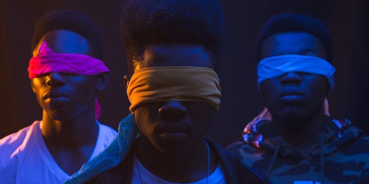 pexels-asiama-junior-6568190 Foto door Asiama Junior: https://www.pexels.com/nl-nl/foto/licht-mensen-donker-kerels-6568190/