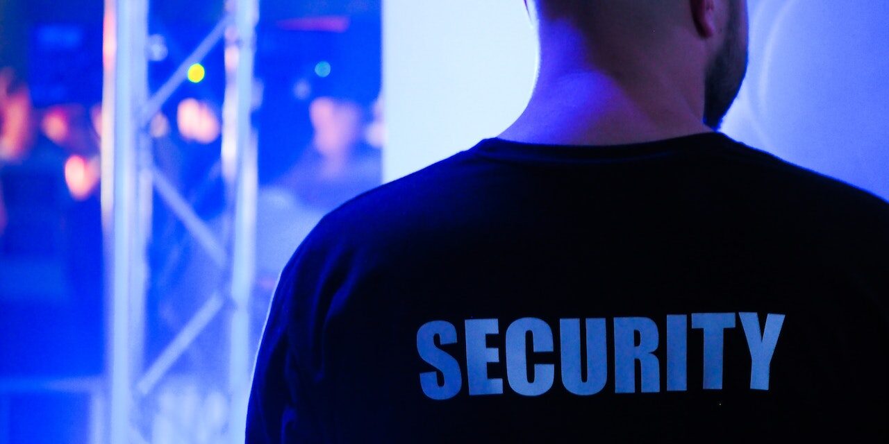 Foto door energepic.com: https://www.pexels.com/nl-nl/foto/man-iemand-veiligheid-uniform-2990765/