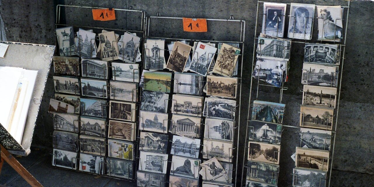 pexels-jill-evans-2043436 Foto door Jill Evans: https://www.pexels.com/nl-nl/foto/geassorteerde-fotokaarten-op-planken-2043436/