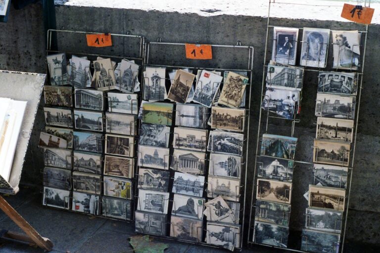 Foto door Jill Evans: https://www.pexels.com/nl-nl/foto/geassorteerde-fotokaarten-op-planken-2043436/