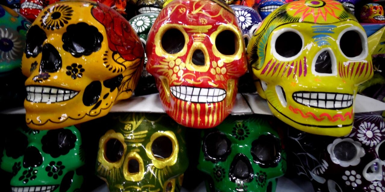 pexels-mike-navolta-632983 Foto door Mike Navolta: https://www.pexels.com/nl-nl/foto/zeven-skullcandy-beeldjes-in-verschillende-kleuren-632983/