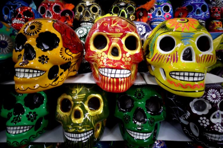 Foto door Mike Navolta: https://www.pexels.com/nl-nl/foto/zeven-skullcandy-beeldjes-in-verschillende-kleuren-632983/