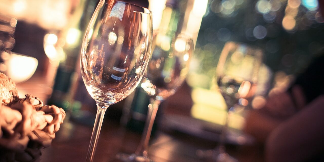 Foto door picjumbo.com: https://www.pexels.com/nl-nl/foto/wijnglas-op-restauranttafel-225228/