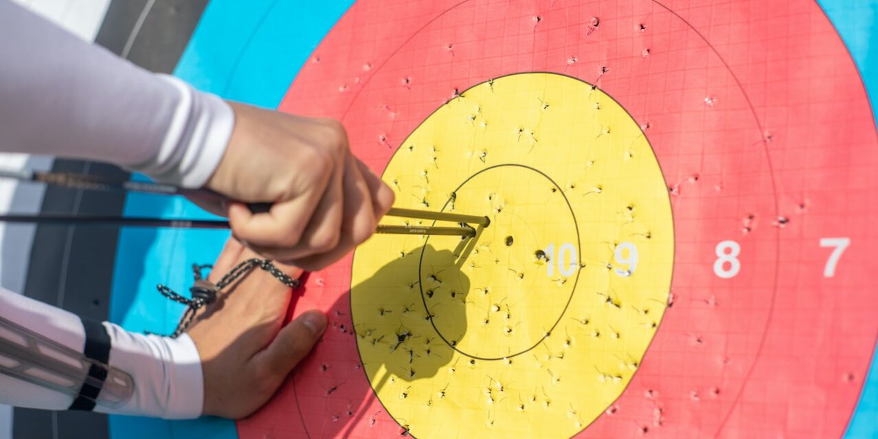 Foto door Kampus Production: https://www.pexels.com/nl-nl/foto/pijlen-sport-doelwit-boogschieten-6540725/